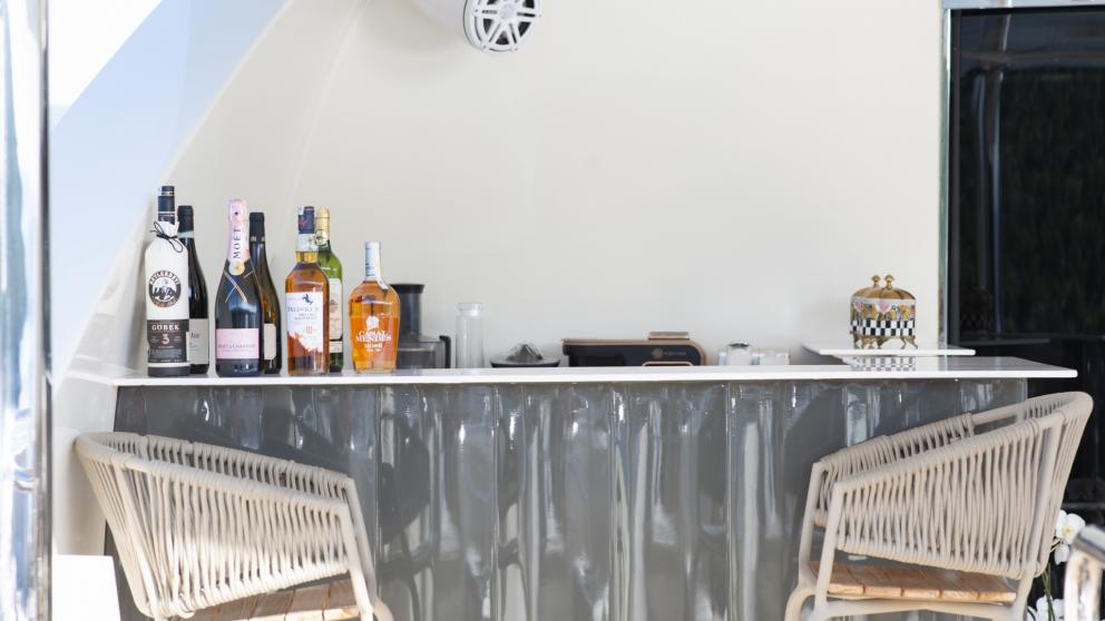 The bar in the outdoor area invites you to drink with high-quality spirits